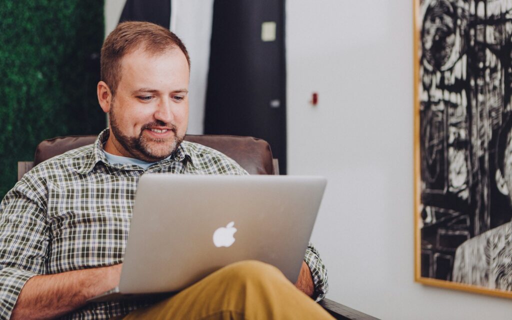 Mkb-ondernemer werkt op laptop